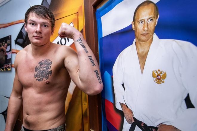 Georgii Shulzhenkon, 18, käsivarteen on tatuoitu latinankielinen lause Primus inter pares, paras vertaistensa joukossa. Vladimir Putin, joka katsoo julisteesta, on mustan vyön judomestari. KUVA: Juha Metso