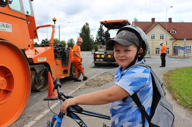 Toiselle luokalle Karijoen kouluun menevä alakyläläinen Oskari Eloranta saa nyt pyöräillä ehjää tietä opinahjoonsa. KUVA: TAUNO RIIHILUOMA