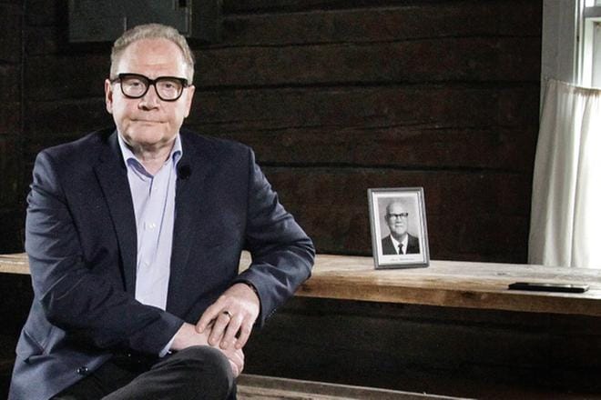 Jari Tervo reissaa pitkin Suomea ja tapaa Kekkos-tietäjiä. Kuvauksia on tehty myös Kekkosen syntymäkodissa, Lepikon torpassa.