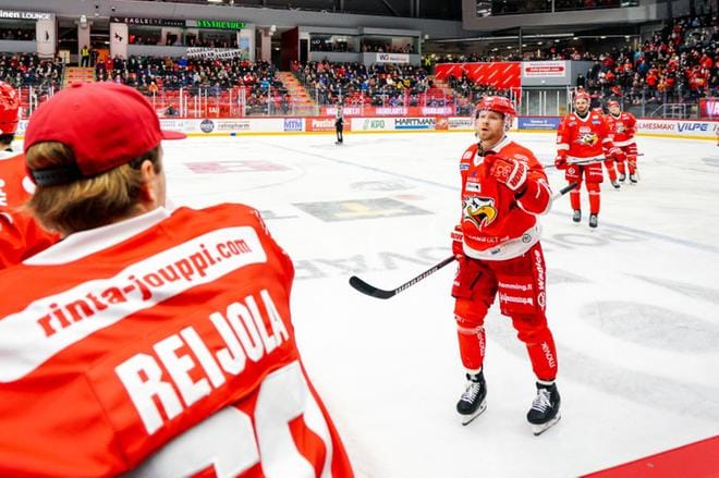 Sport sai aikaiseksi yhden maalin keskiviikon liigaottelussa. Axel Holmströmin 1–1-tasoitusta oli pohjustamassa Roope Talaja, joka tässä tulee vaihtoon maalin jälkeen. KUVA: SAMPPA TOIVONEN / APOLLO PHOTO