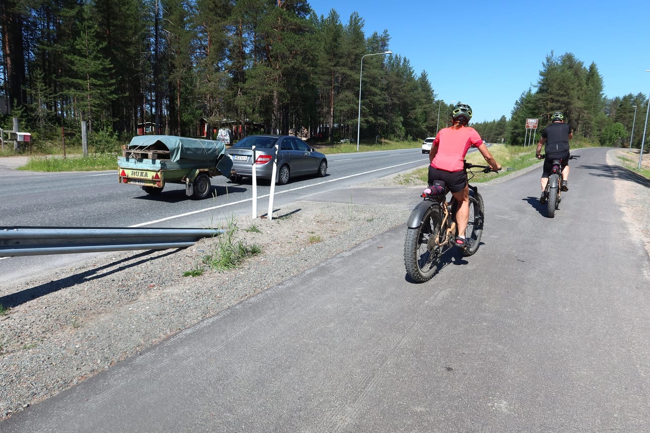 Kevyen liikenteen sillan jälkeen Kemijärventiellä on Petäjälammen kohdalla pieni ylityspaikka kevyelle liikenteelle. Paikasta varoitetaan autoilijoita liikennemerkillä. Suurin sallittu nopeus on paikalla 60 km/h.