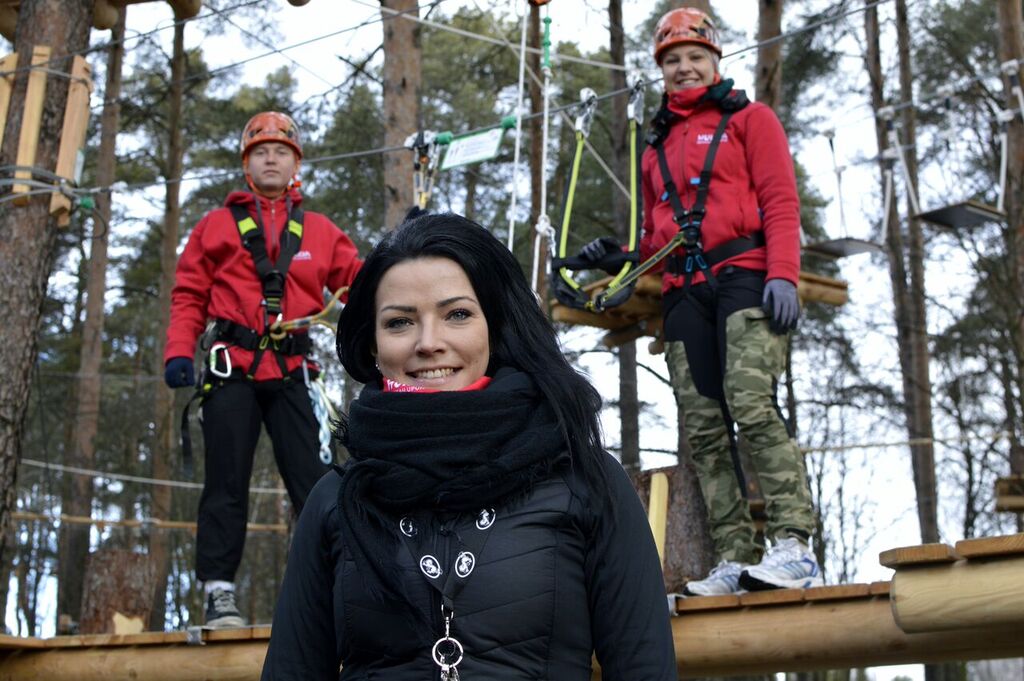 Raksilan Huikiassa on yhteensä 11 eritasoista seikkailurataa, joista sporttirata nousee 12 metrin korkeuteen.