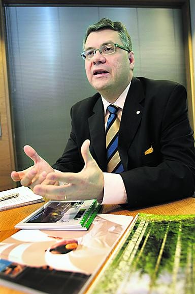 Tavoite selvä. UPM:n perusfilosofia on olla kustannustehokkain valmistaja, joka tekee huipputuotteita. Siihen kuuluu kiinteästi, että UPM:llä on moderneimmat ja tehokkaimmat koneet", painottaa UPM:n toimitusjohtaja Jussi Pesonen.