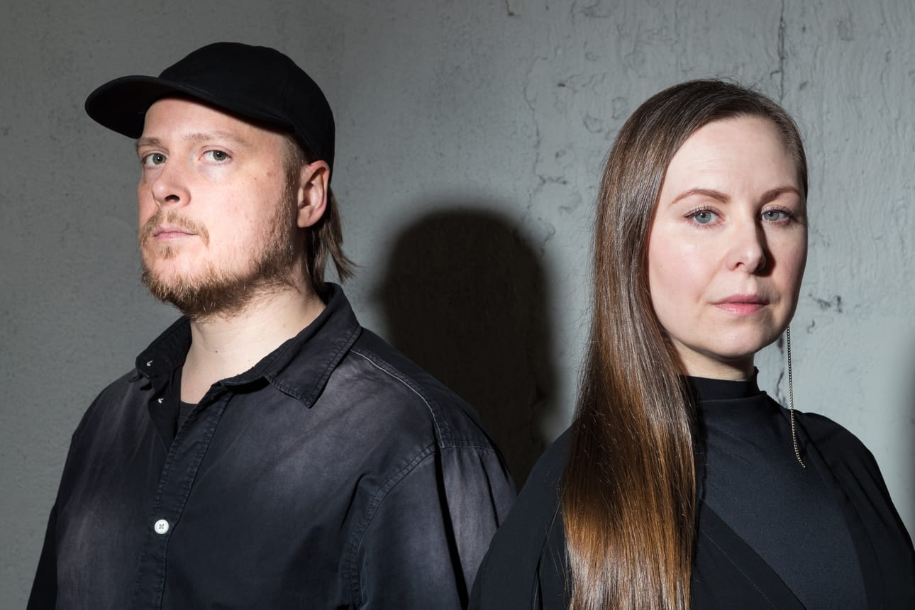 TRIÁLOGO herättää henkiin hiljentyneiden tilojen muistot ja tarinat. Teoksen taustalla ovat elektronisen musiikin artisti Josu Mämmi ja flamencolaulaja Anna Murtola.