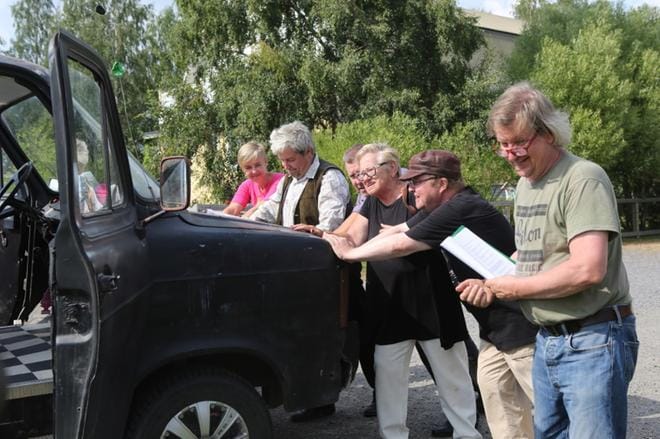 Mari-Elina Kottari, Jarmo Kumpula, Eero Kankaansyrjä, Tuula Kuoppala, Raimo Peltola ja Jukka Mäkinen kuvauksissa. KUVA: JARMO VAINIONPÄÄ