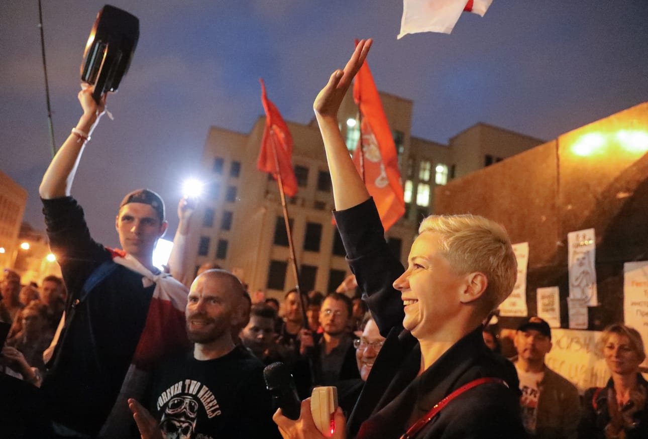 Maria Kolesnikova tervehtii protestoijia Minskissä sunnuntaina 19.8.2020. Kolesnikova on yksi näkyvimmistä henkilöistä Lukashenkon vastaisessa kansanliikkeessä.