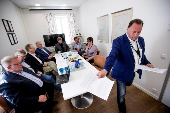 Uudesta yhteistyöstä kertoivat torstaina Promedin hallituksen puheenjohtaja Jarmo Iisakka (vas.), TyöPlussan hallituksen puheenjohtaja Pentti Haimakainen ja toimitusjohtaja Jarmo Nissi, Fysimedin ja Härmän Kuntoutuksen hallituksen puheenjohtaja Tapio Liinamaa, Promedin hallituksen jäsen Kari Leppilahti, Härmämedin, Seimedin ja Härmän Kuntoutuksen toimitusjohtaja Jan-Erik Hagfors ja Härmämedin ja Seimedin hallituksen puheenjohtaja Nanna Hietala. Promedin toimitusjohtaja Mikael Fredman jakoi tiedotetta asiasta. KUVA: JAAKKO ELENIUS