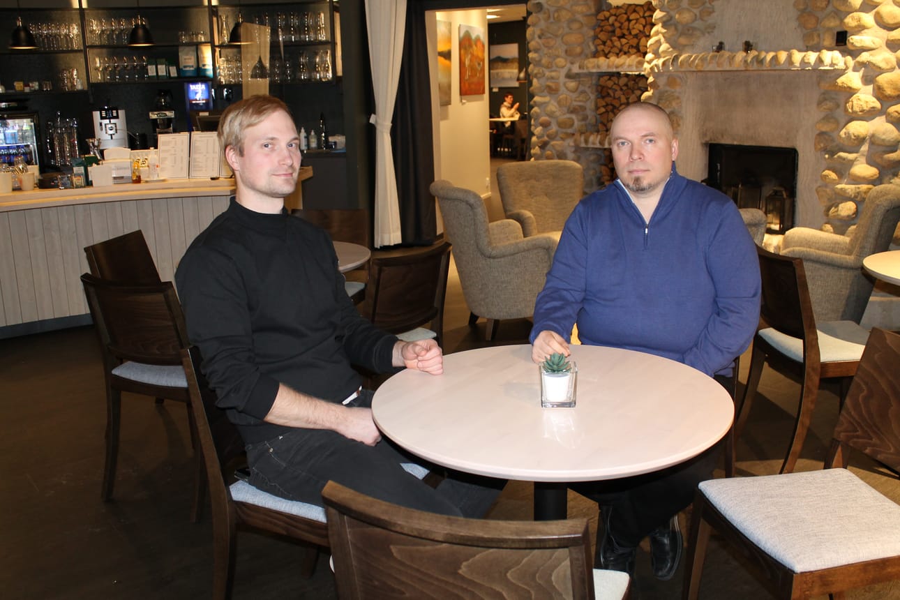 Mika Määttä haluaa paneutua entistäkin paremmin siviilityöhönsä Talonpöytä-ravintolassa. Määttä (oik.) ja yhtiökumppani Sami Palosaari ovat tässä työpaikallaan helmikuussa 2021.