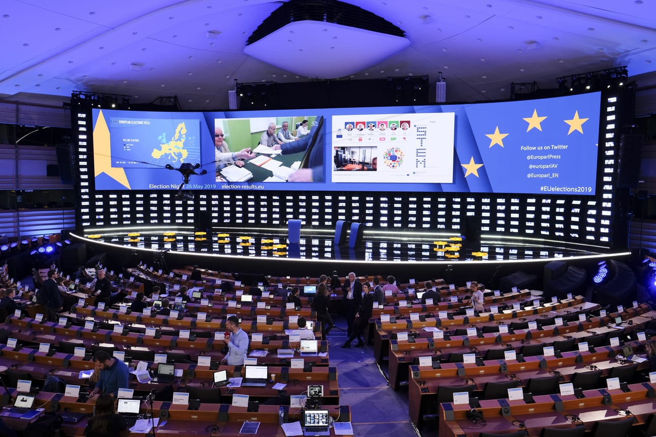 Vaalituloksia seurataan illan aikana tulosstudiossa Euroopan parlamentissa.