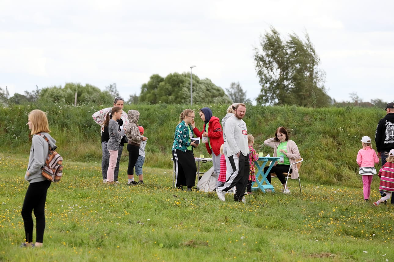 Huvilahti-päivälle osui tuulinen sää, mutta paikalle saapuneita se ei tuntunut liioin haittaavan. Kasvomaalauspisteelle kertyi lapsia jonoksi asti.