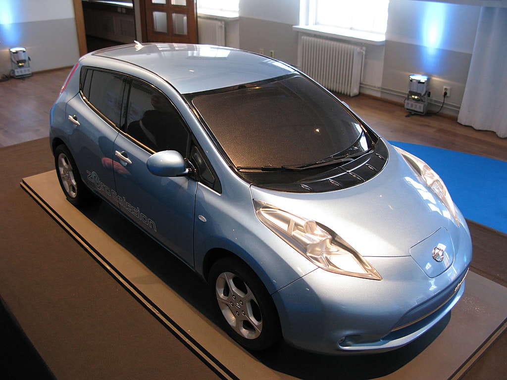 Tässä pienoismallina esiintyvän Nissan Leafin vakuutetaan olevan ensimmäinen ja hinnaltaan edullinen C segmentin sähköauto massamarkkinoille.