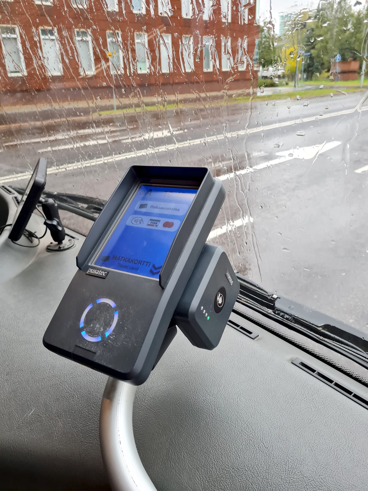 Lähimaksuominaisuus on busseissa kortinlukijalaitteen sivussa.