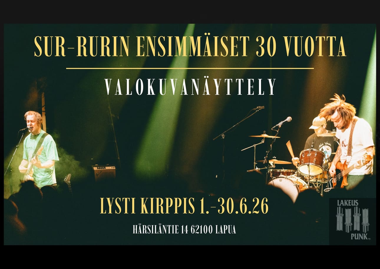 Sur-rurin valokuvanäyttelyn juliste. Kuvassa bändi soittamassa Tavastialla 30-vuotiskeikalla 8.1.2026.