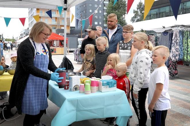 Kesätempauksessa tarjoiltiin lapsille terveelliset välipalasmoothiet. KUVA: TIIA-MARI LAITILA