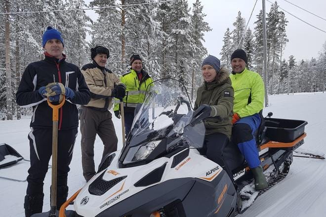 Lumimiehet loivat hiihtouraverkostoa viime viikon lauantaina. Mukana kökässä olivat kilpailujen johtaja Kai Kamila (oik.), Kari Majasaari ja Juhani Latva sekä moottorikelkan puikoissa ollut ratamestari Niko Latva ja takapenkin kartturi Juhani Ikola. KUVA: ERKKI TAMMINEN