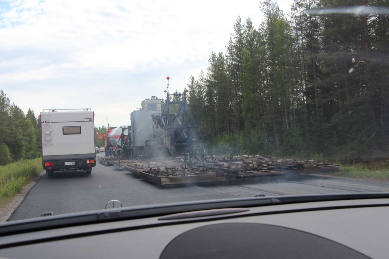 Lämmitysyksiköt eli grillit kuljetetaan välissä toiselle asvalttityömaalle. Sen jälkeen uutta asvalttipintaa pannaan Merijärventielle.