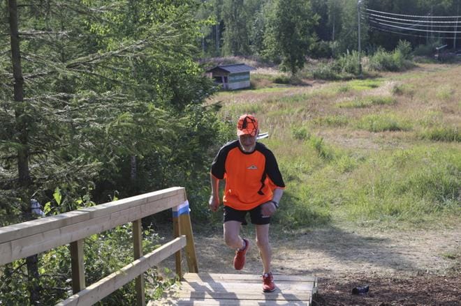 Ahti Honkola testasi perjantaina Vimpelin Lakeaharjun rinteen kuntoportaita. Soinista Vimpeliin kuntoportaiden avajaisiin saapunut Honkola on nähnyt lääkärin työssään liikunnan tuomat edut. Hän kehuukin kuntoportaiden kaltaisten projektien olevan tärkeitä kansanterveydelle.