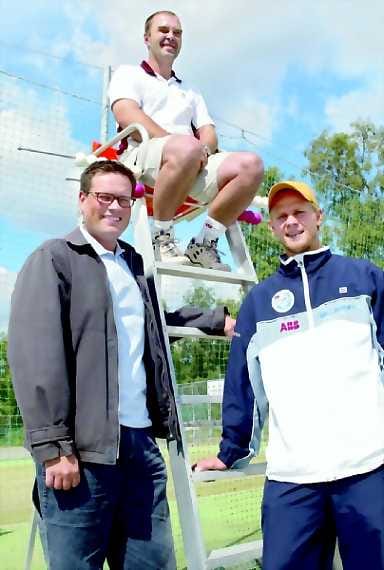 Mitali haussa. Oulun Verkkopalloseuran puheenjohtaja Håkan Brandt (kesk.) odottaa Oulun pelaajilta mitalia ensi viikolla pelattavista SM-kisoista. Veli-Pekka Antila (vas.) on oululaisten vahvin mitaliehdokas. Kisojen päätuomari on Aivo Ojassalu.
