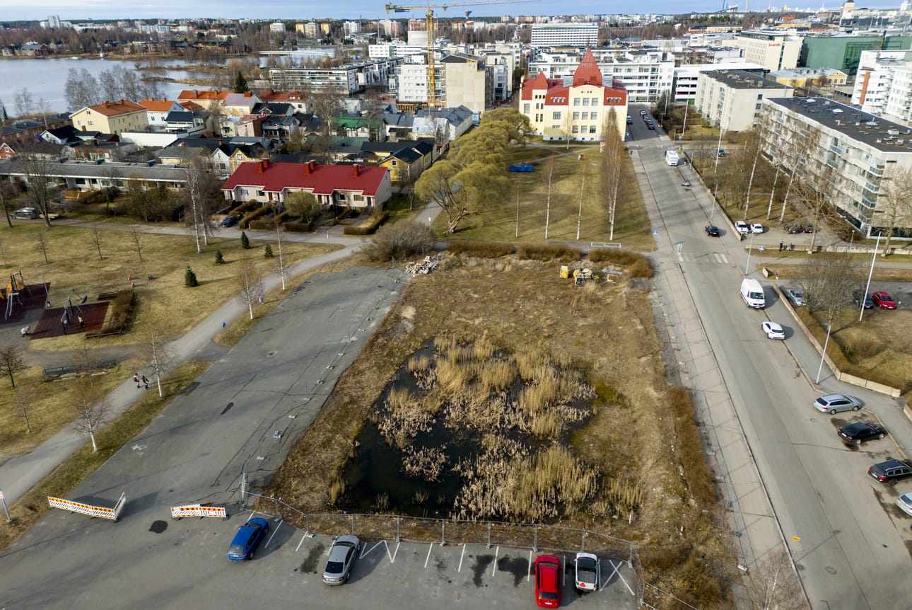 Oulun urheilutalo purettiin vuosia sitten, ja sen jälkeen paikalla on ollut tyhjä tontti. Asuintalon tai -talojen rakentaminen voisi alkaa reilun parin vuoden päästä.