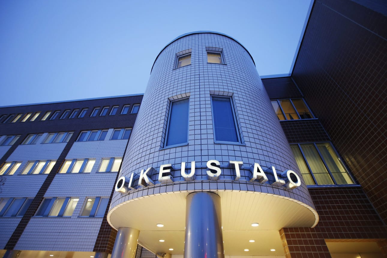 Oulun käräjäoikeudessa alkoi oikeudenkäynti nuoren naisen kuolemasta Oulussa marraskuussa 2022. LEHTIKUVA / TIMO HEIKKALA