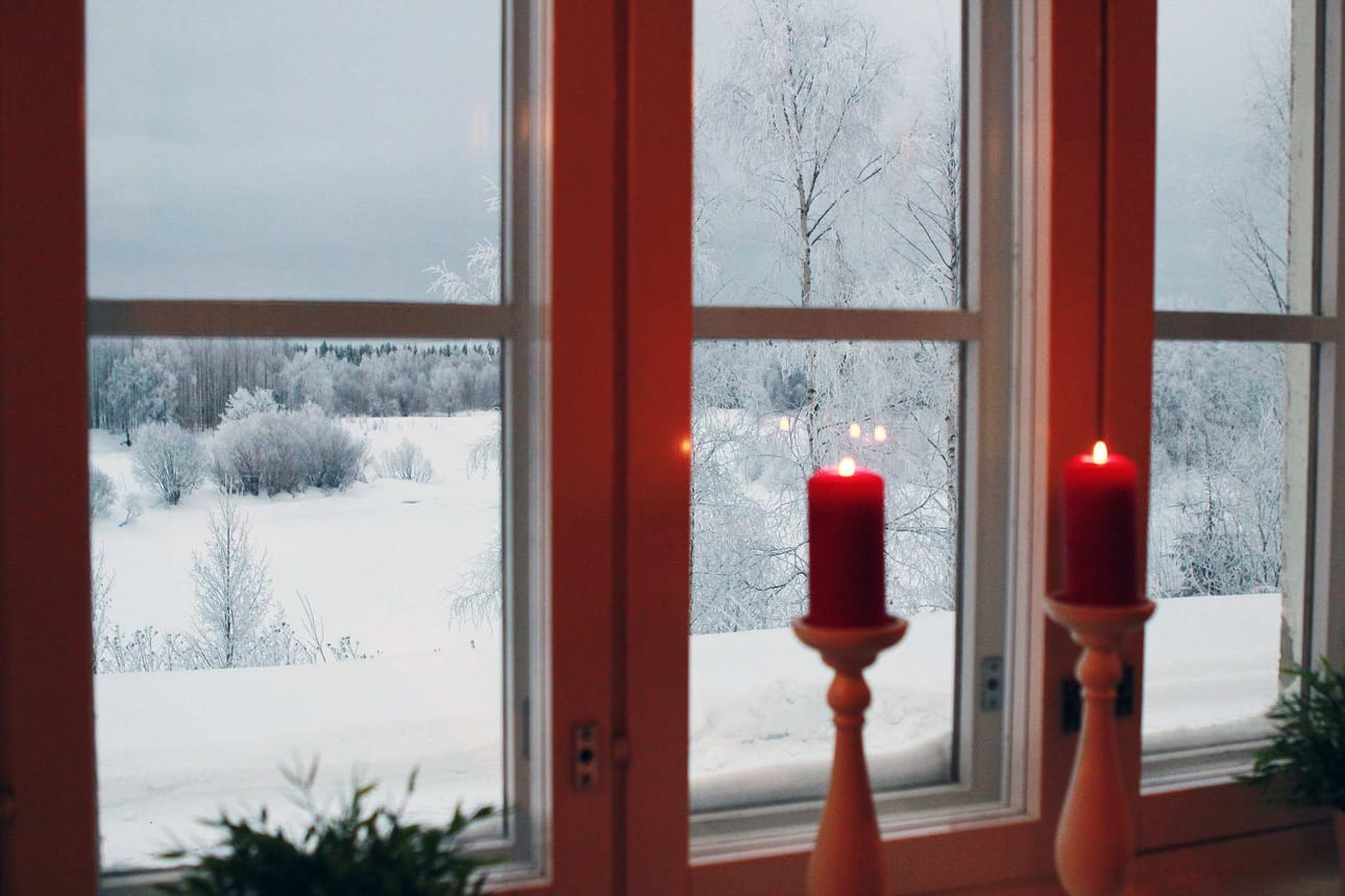 Tuula Saari luottaa maaseudun vetovoimaan. Ruokasalin ikkunoista aukeaa kaunis näköala Liakanjoelle.
