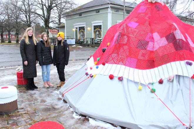 Kaskisten 6. luokkalaiset Maija Ylikoski, Kati Ylikoski ja Heidi Helemets tekivät tonttulakkiin tupsuja ja isoäidin neliöitä. KUVA: LOTTA KALLIO