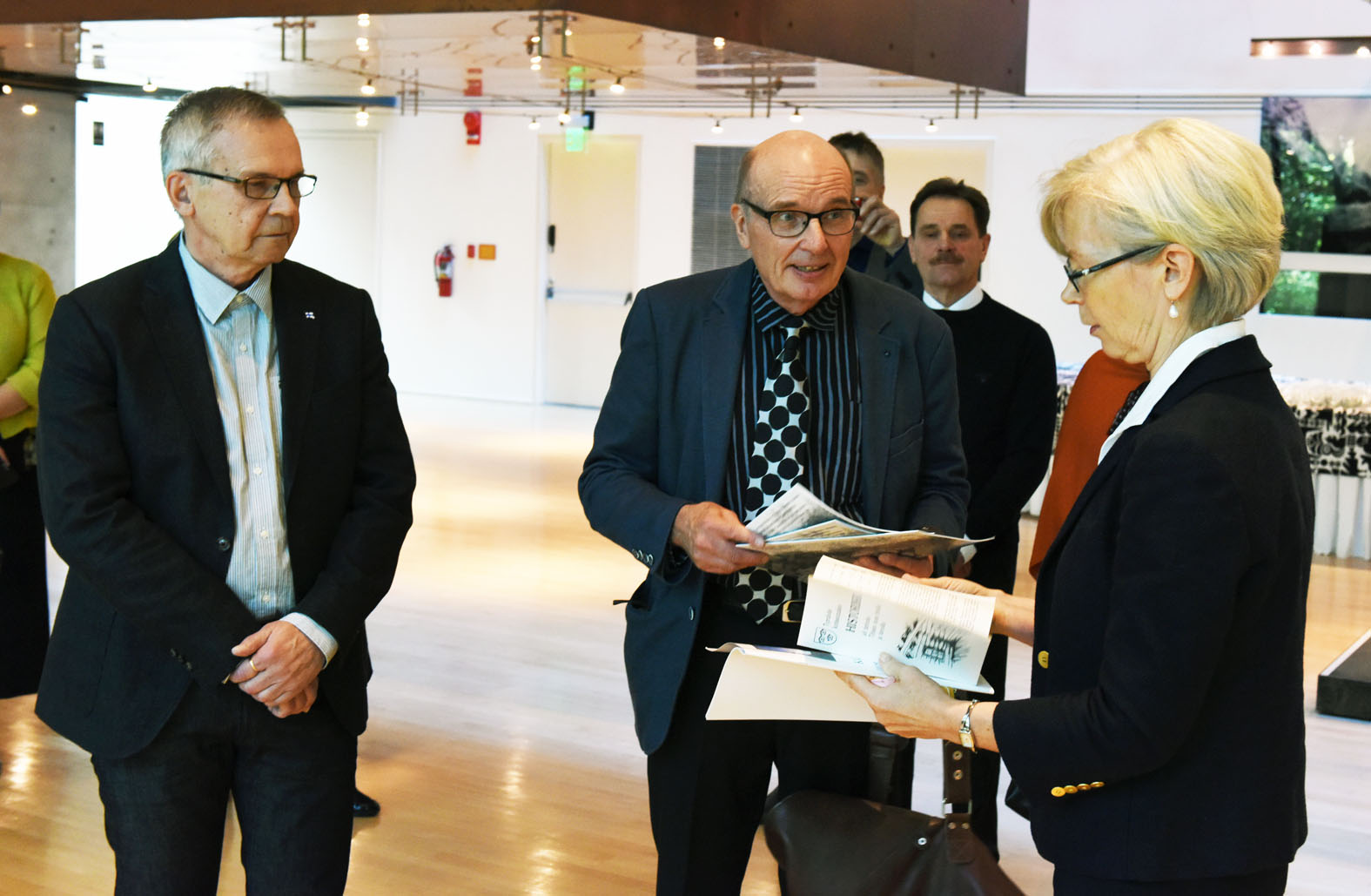 Tyrnäväläislähtöiselle suurlähettiläs Kirsti Kaupille matkalaiset veivät lahjoja. Luovuttamassa Vesa Ylitalo ja Markku Rahko.