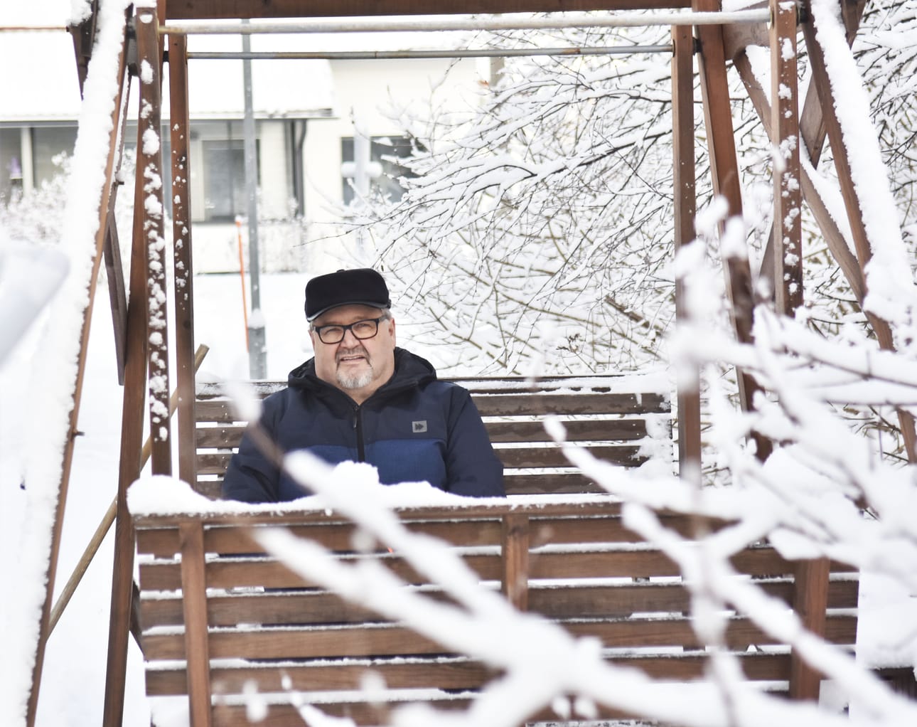 Veikko Viinikka huolehtii Oravantiellä olevan asuntoyhtiön pihasta ja asukkaiden viihtyvyydestä.