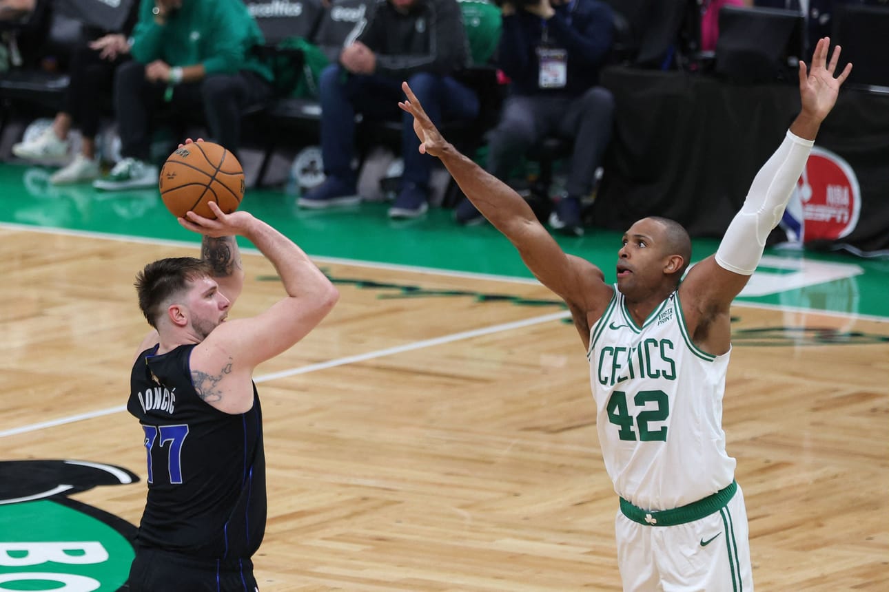 Dallas Mavericksissa pelaava Luka Doncic (vas.) upotti 30 pistettä. LEHTIKUVA/AFP