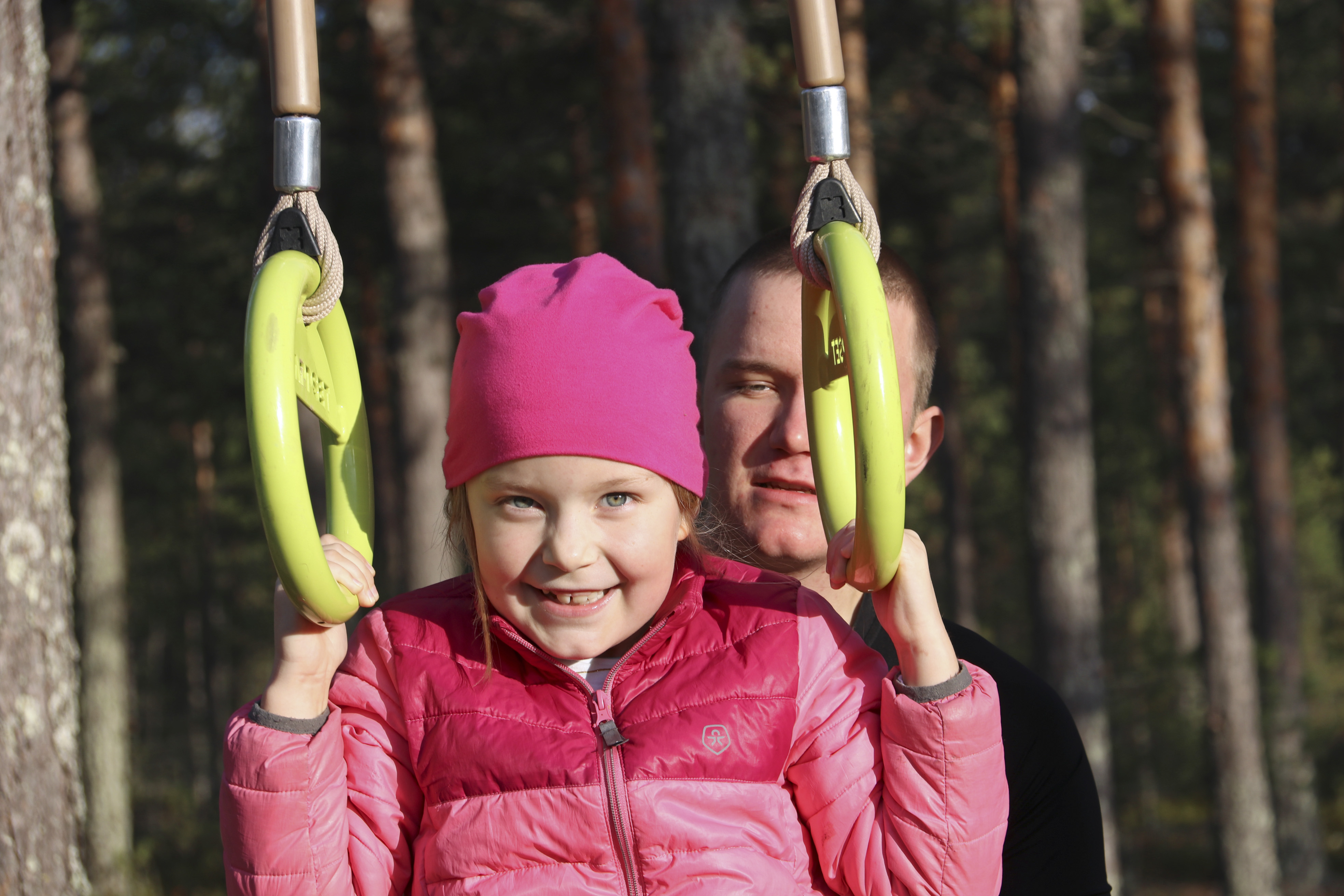 Liikunta on Kotajärven perheen yhteinen juttu. Edward avustaa Rosaa ylös renkaisiin.