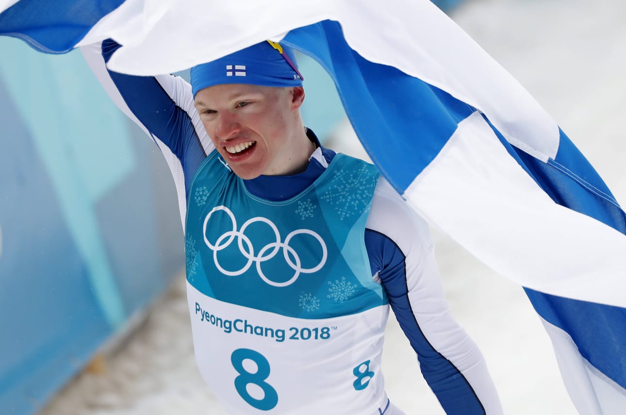 Iivo Niskanen tuuletti maalissa olympiakultaa 50 kilometrin perinteisen kisan jälkeen.