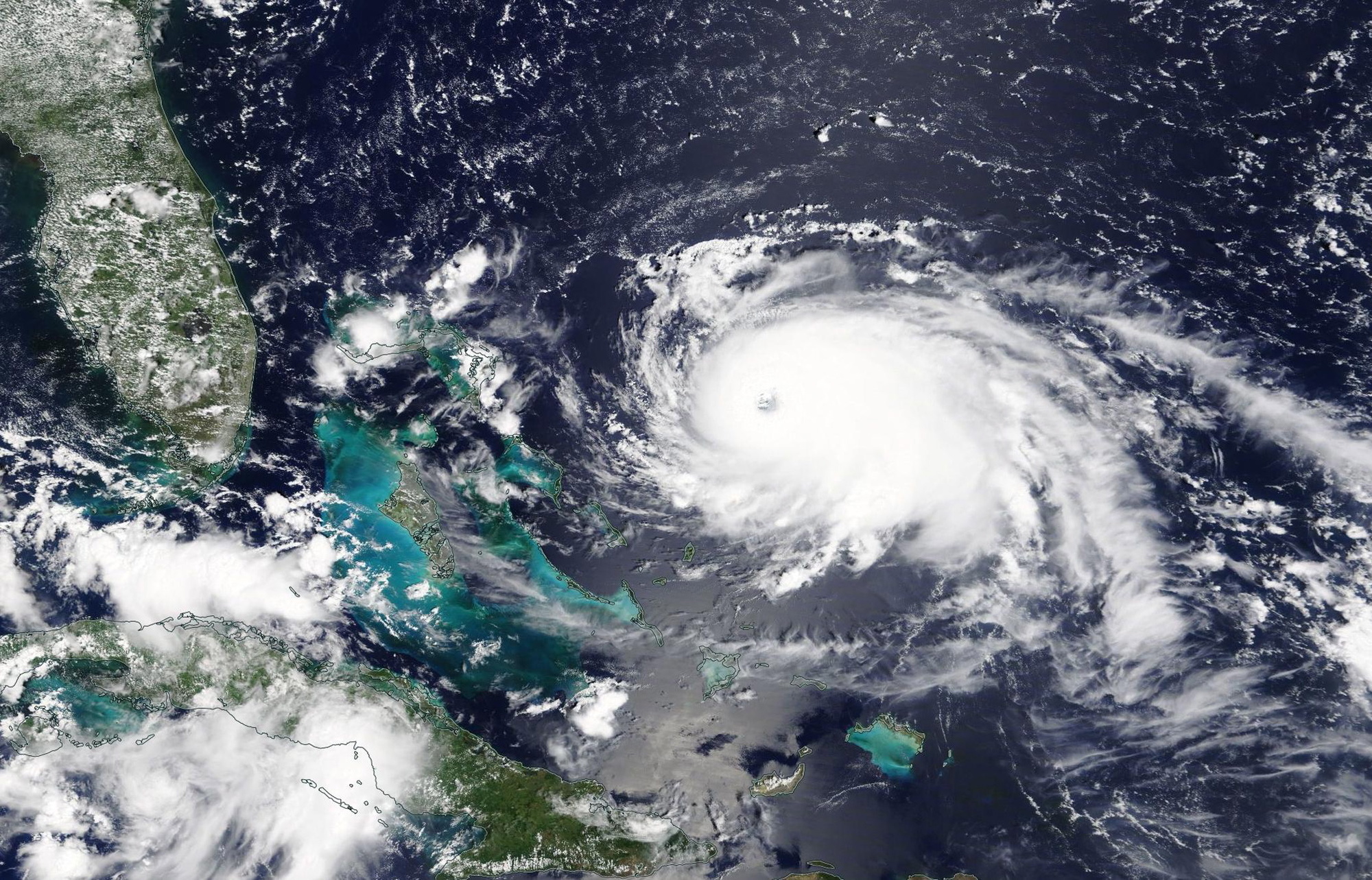 Hurrikaani Dorian lähestymässä Bahamasaaria.