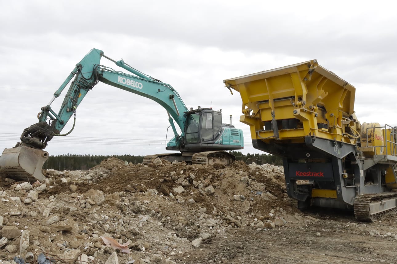 Purkujätteen murskaus oli perjantaina käynnissä Laihian maankaatopaikalla.