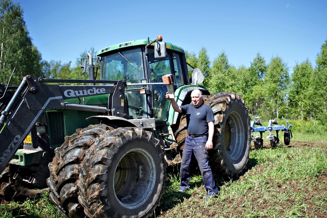 Reisjärvinen Jukka Aho toivoo lähipäiville auringonpaistetta, etteivät pellot enää vettyisi lisää. Kevät ja alkukesä ovat olleet niin märkiä, että monin paikoin pelloille ei ole traktorilla päässyt.