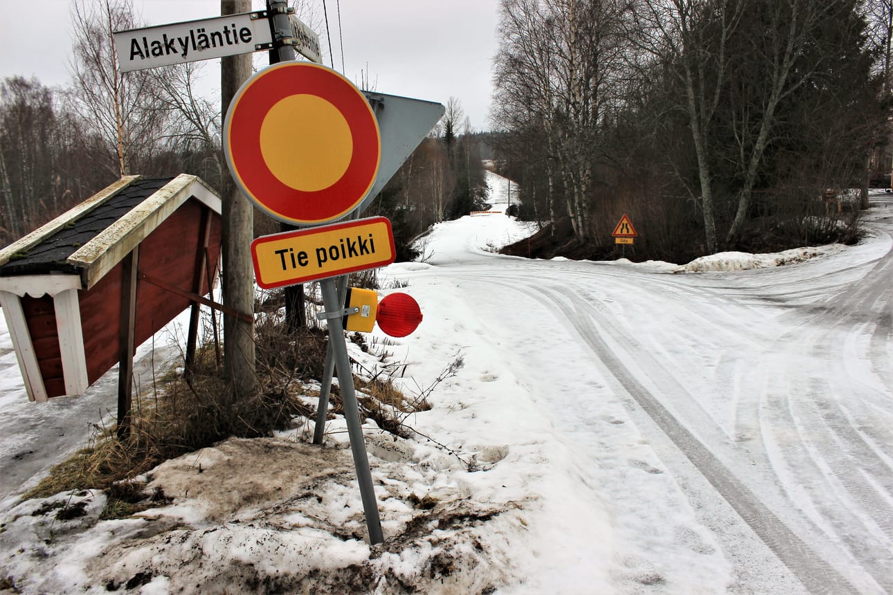 Karijoen Alakylän Kukkasenahteen silta on tällä hetkellä käyttökiellossa ja tie on poikki.