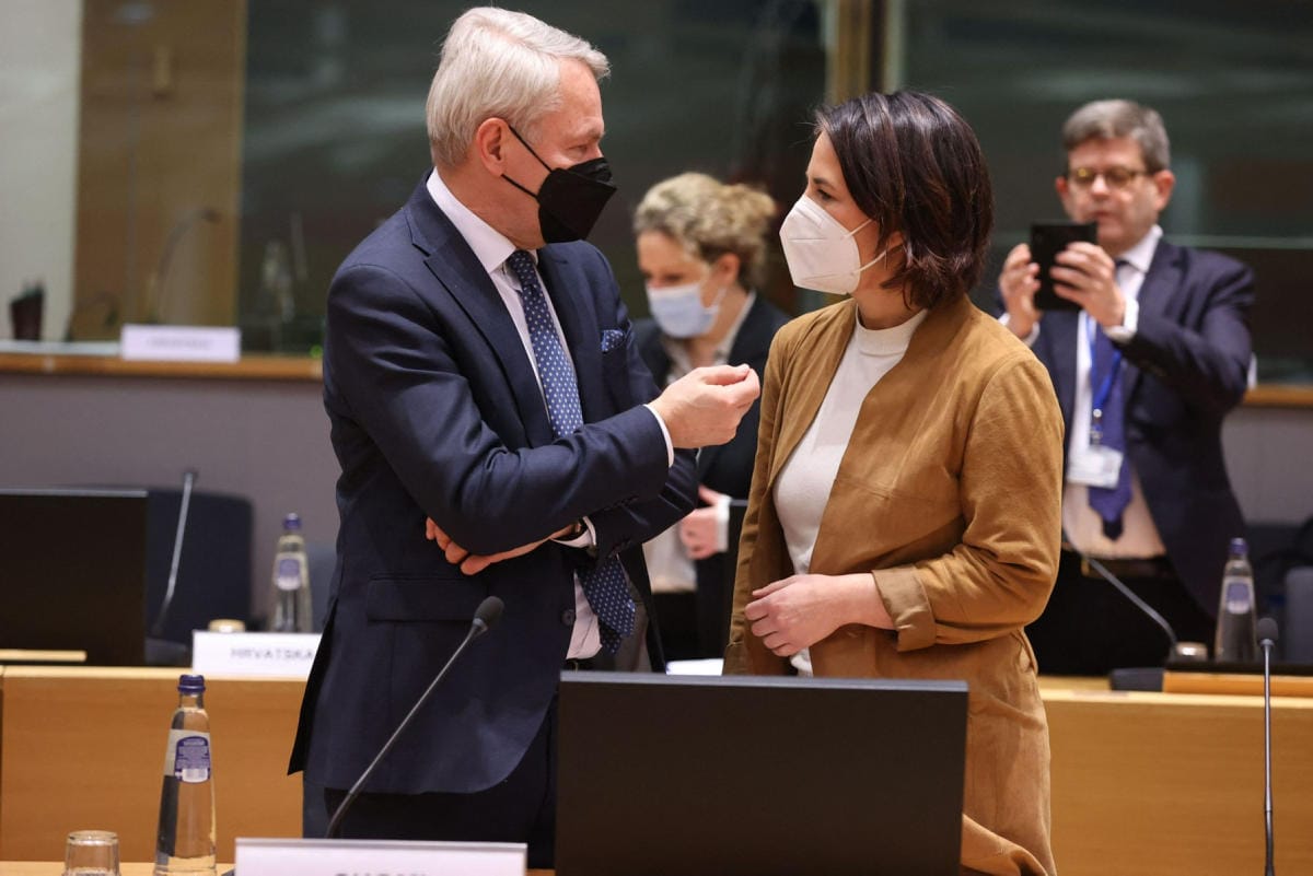 Ulkoministeri Pekka Haavisto osallistuu kokoukseen. Kuvassa oikealla Saksan ulkoministeri Annalena Baerbock. LEHTIKUVA/AFP