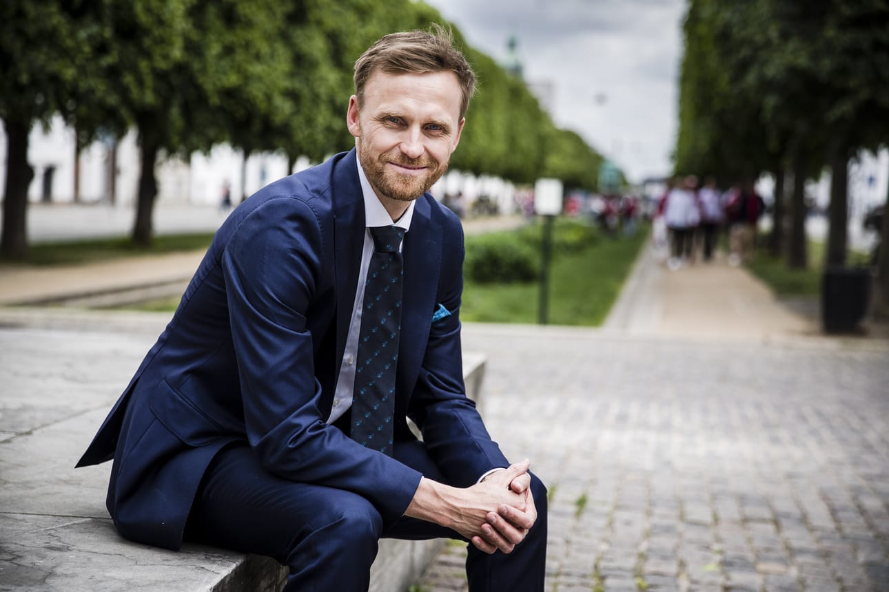 Keminmaan kasvatti Hannu Tihinen on EM-lopputurnauksessa mukana Palloliiton urheilutoimenjohtajana.