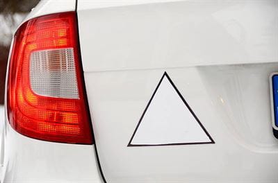 Opetusautossa on valkoinen kolmio tunnusmerkkinä.