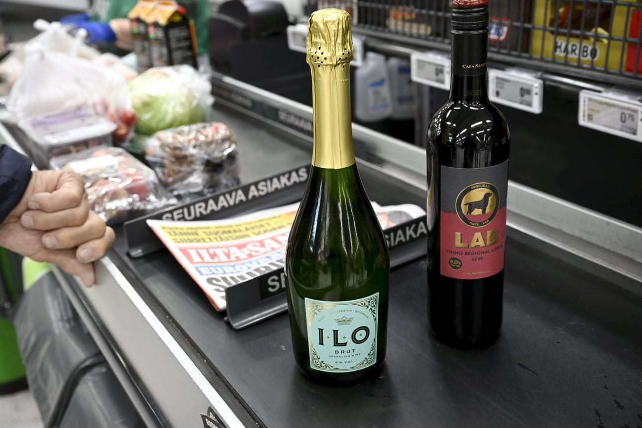 Alkoholin saatavuuden lisäksi kulutukseen vaikuttavat Terveyden ja hyvinvoinnin laitoksen (THL) tutkimusprofessorin Pia Mäkelän mukaan myös esimerkiksi alkoholin verotus, taloudellinen tilanne sekä erilaiset terveystrendit. LEHTIKUVA / Markku Ulander