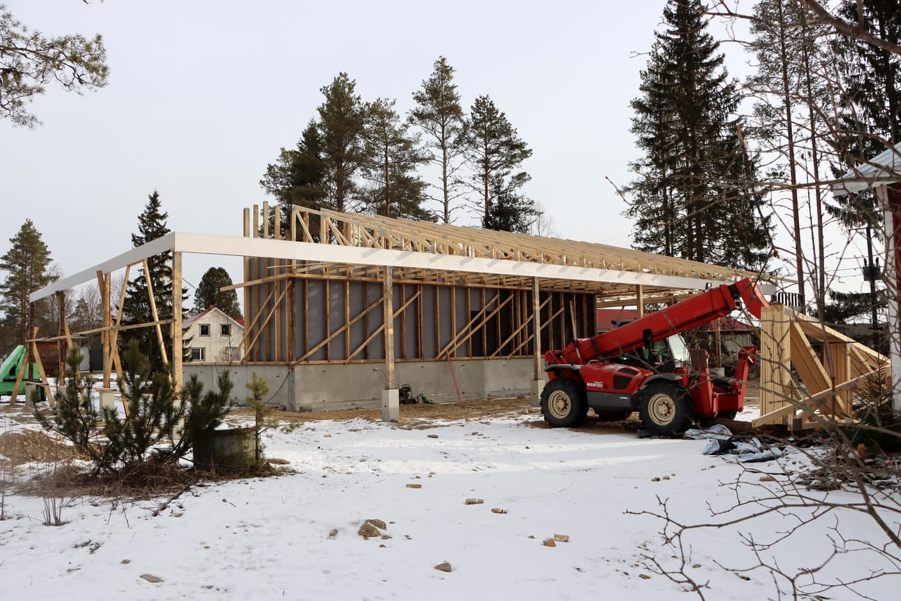Metsäkylään on kohoamassa iso rakennus moninaiseen käyttöön.