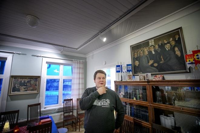 Herättäjä-Yhdistyksen toiminnanjohtajan sijainen Kalle Hiltunen kertoo, että yhdistyksen uuteen toimistoon ei mahtunut aivan yhtä paljon tavaraa kuin Kosolan taloon. KUVAT: JAAKKO ELENIUS