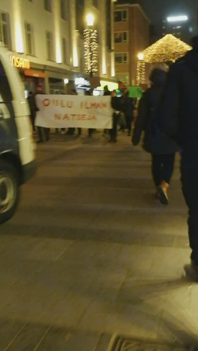 Rauhallisesti kulki mielenosoittajat Rotuaarilla