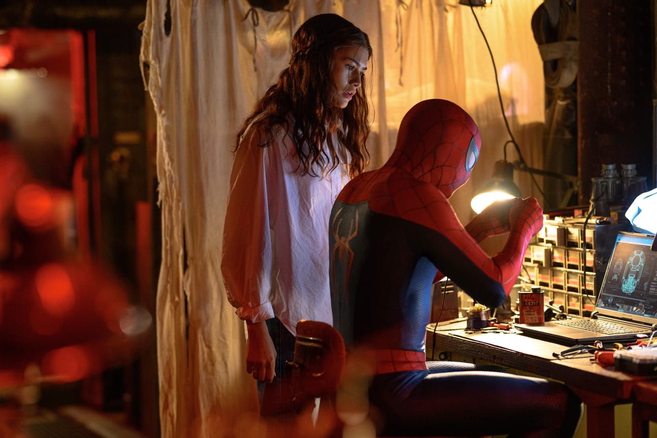 MJ (Zendaya) ja Peter Parker eli Hämähäkkimies (Tom Holland) joutuvat rakentamaan suhdettaan uudelleen menevässä Spider-Man: Brand New Day -seikkailussa.