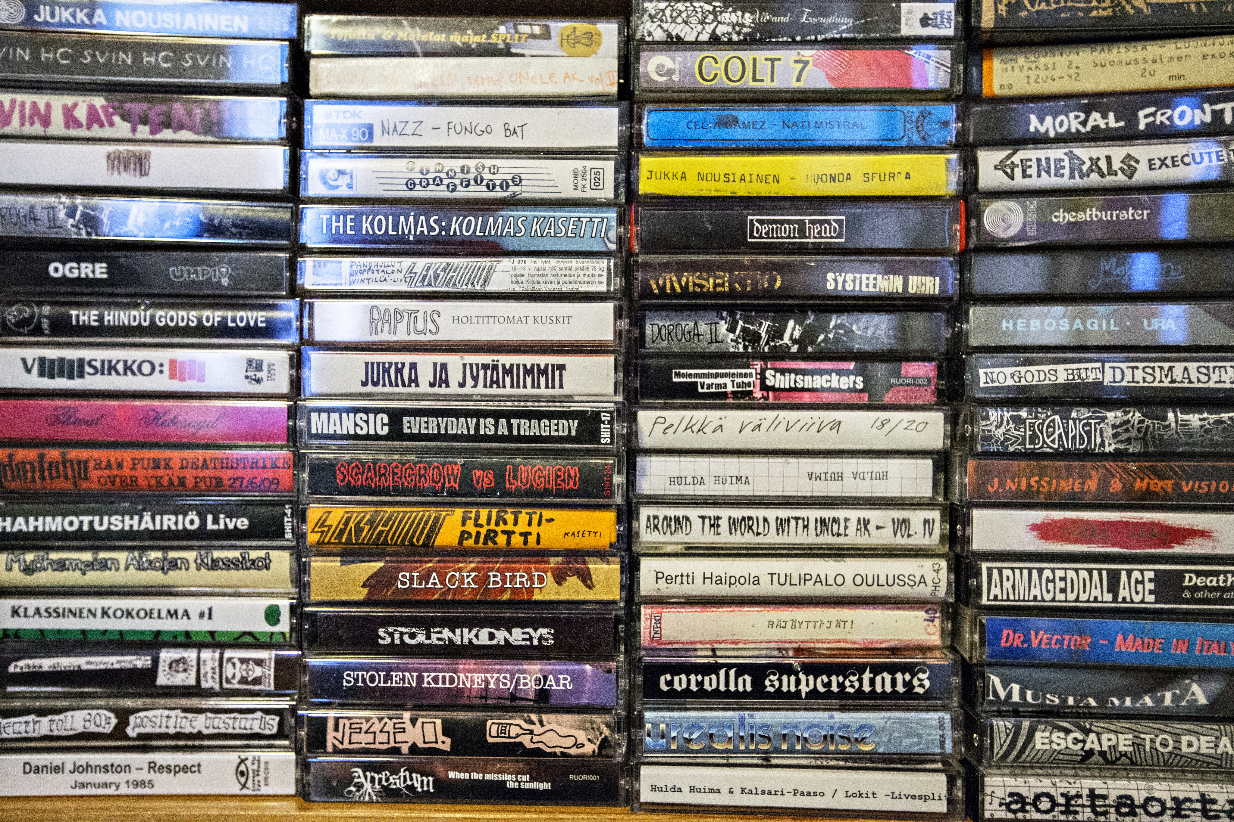 C-kasetteja julkaistaan yhä varsinkin punk- ja rap-piireissä. 
Lauri Manner on C-kasettiharrastaja.C-kasetteja julkaistaan yhä varsinkin punk- ja rap-piireissä. 
Lauri Manner on C-kasettiharrastaja.