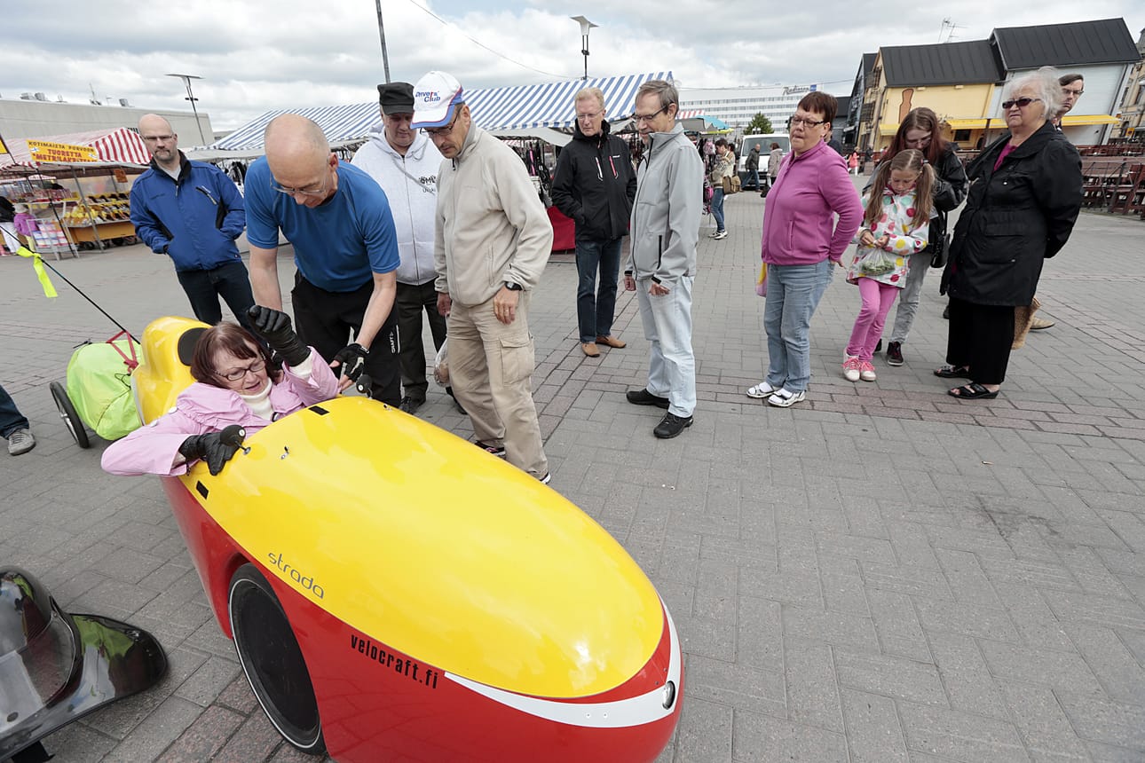 Inkeri Kokko äimisteli ensimmäisten joukossa Urpo Taskisen velomobiilia Oulun torilla tiistaina ja uskaltautui kokeilemaan ajoakin. "Hieno peli, siinä on hyvä istua", Kokko huokaisi testiajon jälkeen, mutta vakuutti, ettei velomobiilikuume vielä noussut.