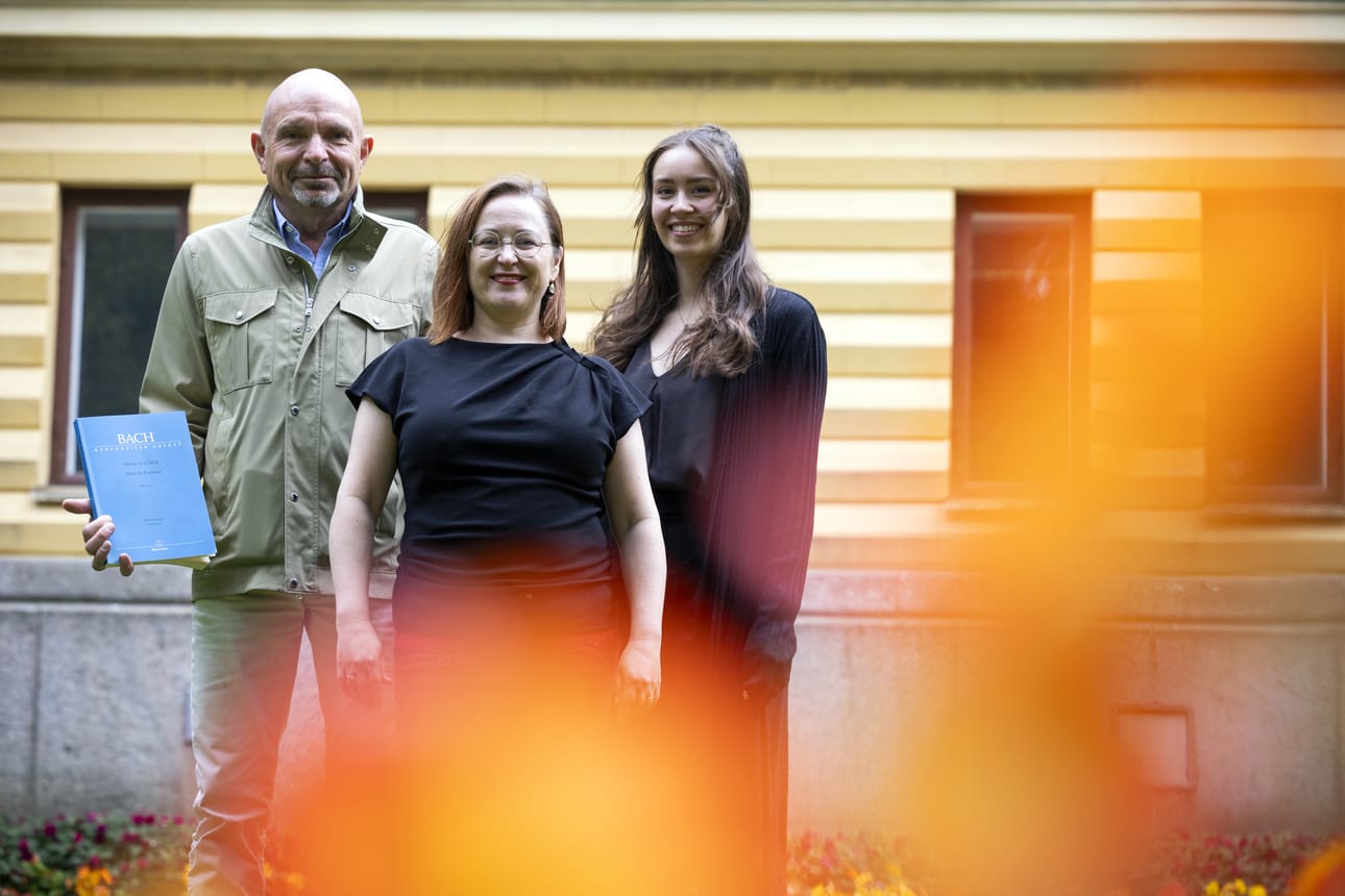 Hallituksen jäsen ja kuorolainen Dan Häggblom, perustaja ja taiteellinen johtaja Kajsa Dahlbäck ja tuottaja Elin Påfs ovat valmiina barokkisyksyyn.