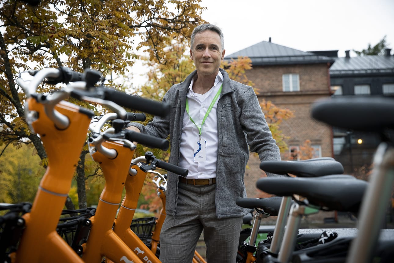 Roland Kager puhui pyörä- ja junaliikkumisen yhdistämisestä Velo Finland -tapahtumassa Oulussa perjantaina.