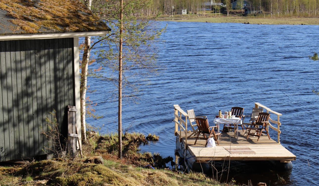 Kotasaareen pääsee lauttakuljetuksella tai omatoimisesti kanootilla meloen.
