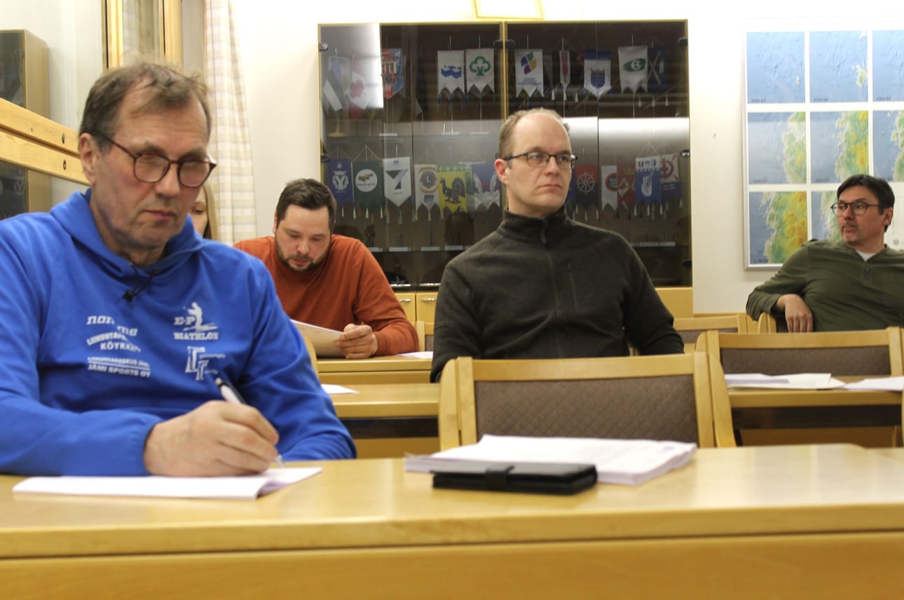 Etualalla Erkki Viitikko Karijoen valtuustossa maanantaina. Hänen takanaan varavaltuutettu Mirka Nukarinen ja Mikko Savolainen. Takarivissä istuvat Jaakko Järvenpää ja Sami Kaunisto (oik.).