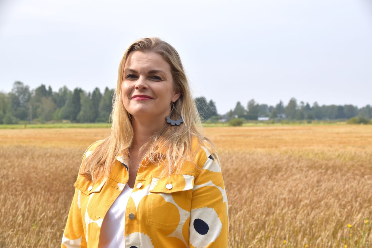 Anna-Kaisa Jaakkola on johtaja, joka haluaa kantaa vastuuta, mutta entisajan määräilevä pomottaminen on hänestä kaukana. -Odotan työntekijöiltä kykyä itsenäiseen tekemiseen, kun on sovittu yhteiset maalit. En halua olla mikään jyrä, vaan helposti lähestyttävä. KUVA: MARJAANA PERTTULA
